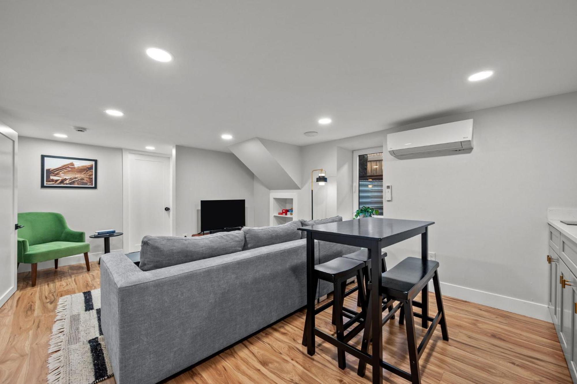 Downtown Off Broadway Nightlife Nearby Parking Apartment *