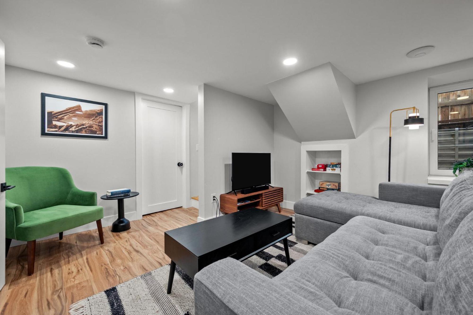 Downtown Off Broadway Nightlife Nearby Parking Apartment *